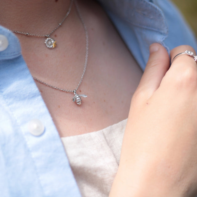 Daisy and bumble bee necklace