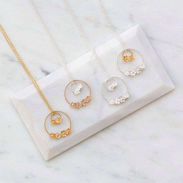 Double flowers hoop necklace gold